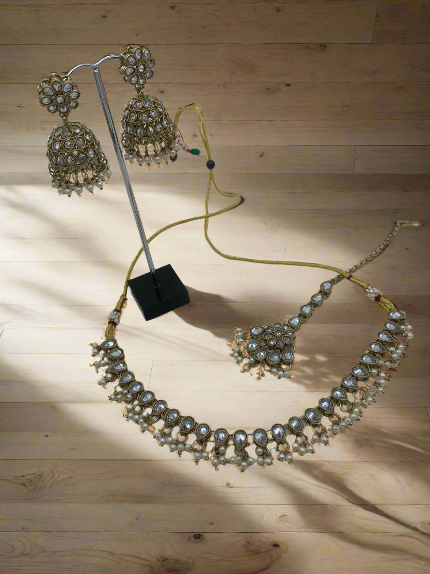 Am 008 Gold and white necklace set