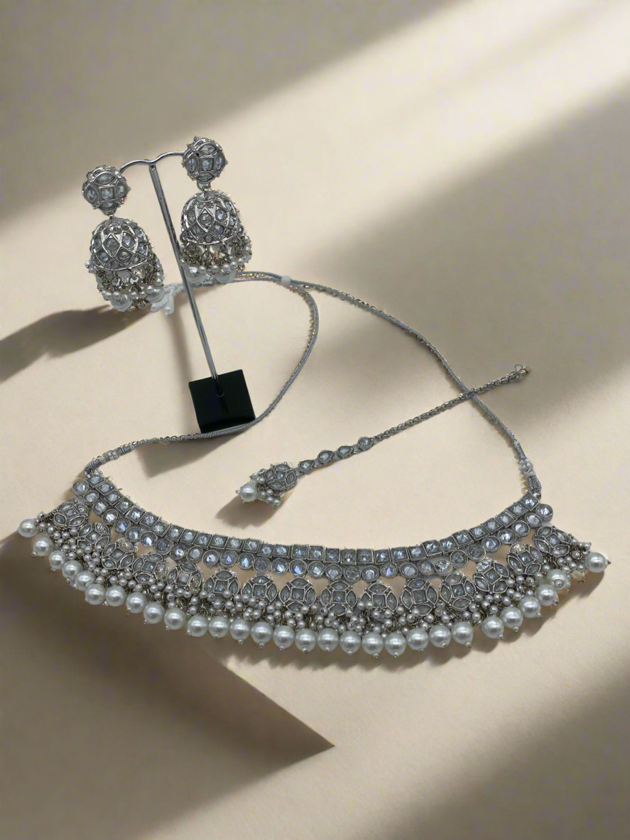 Am 012 White necklace set