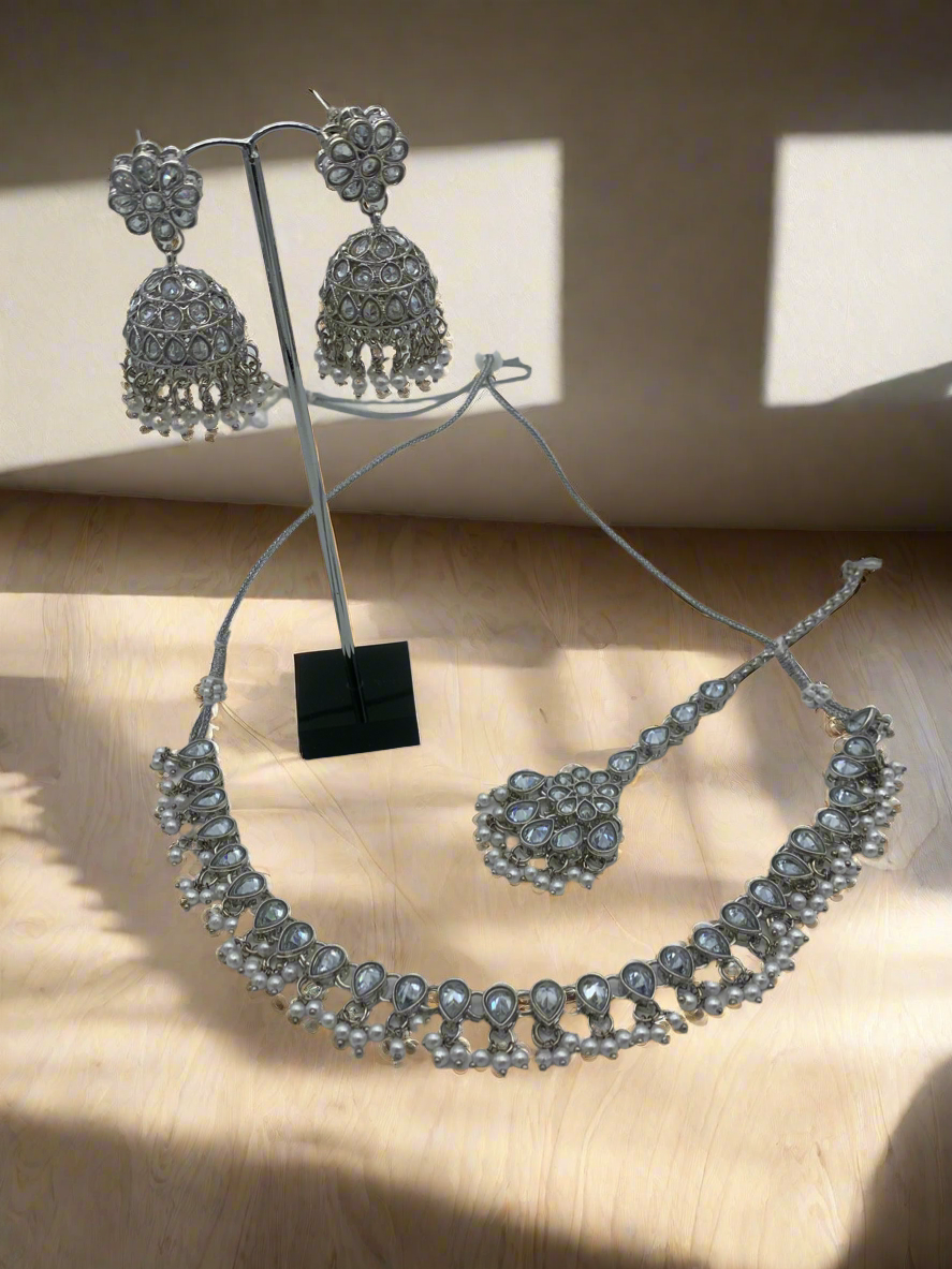 Am 008 White necklace set - Full Silver colour