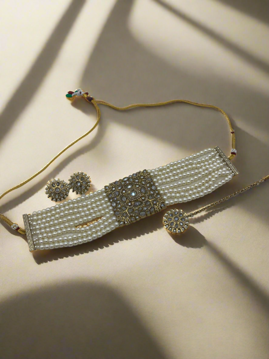 AM009 Gold and white choker set with earrings and tikka