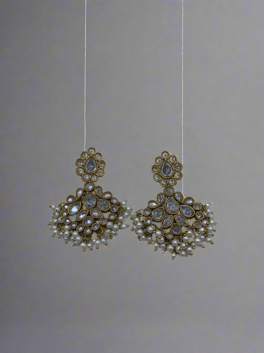 Am 003 Gold and white earrings