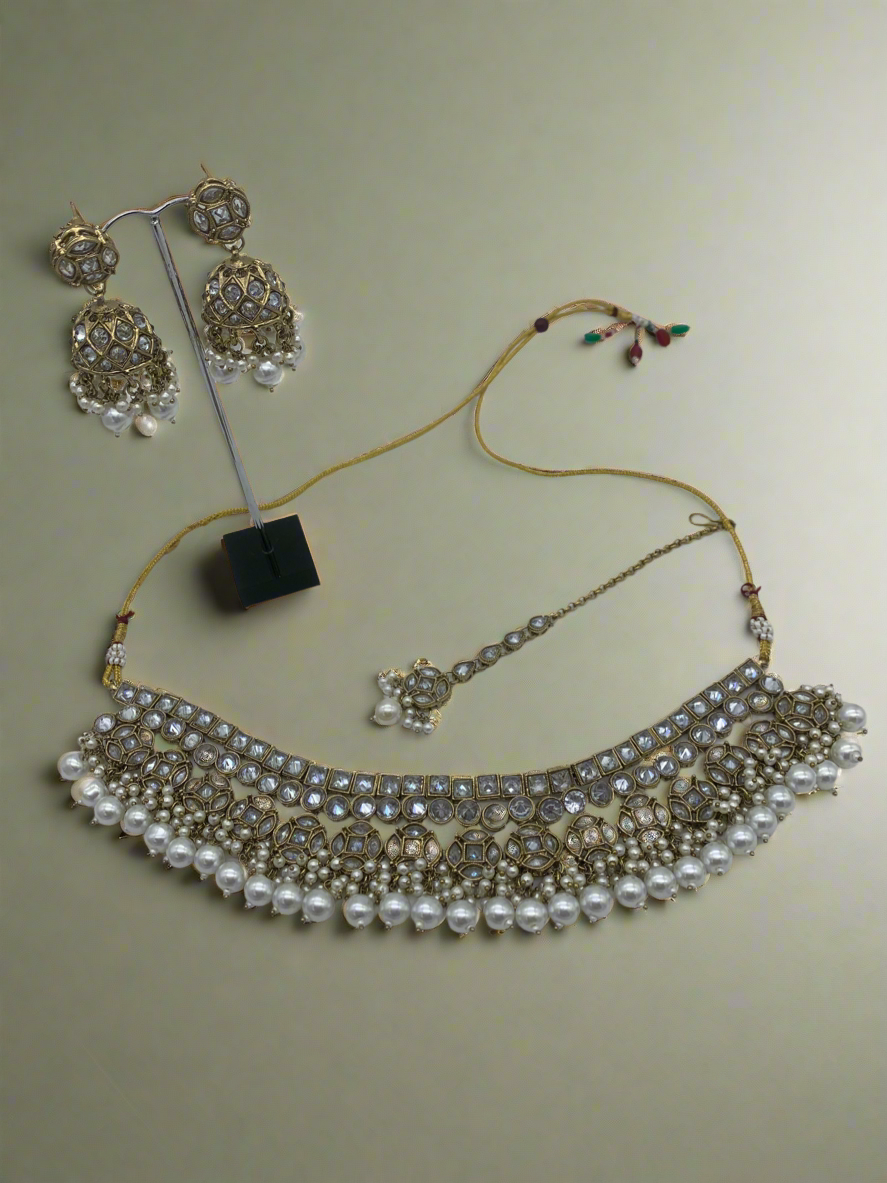 Am 012 Gold and white necklace set