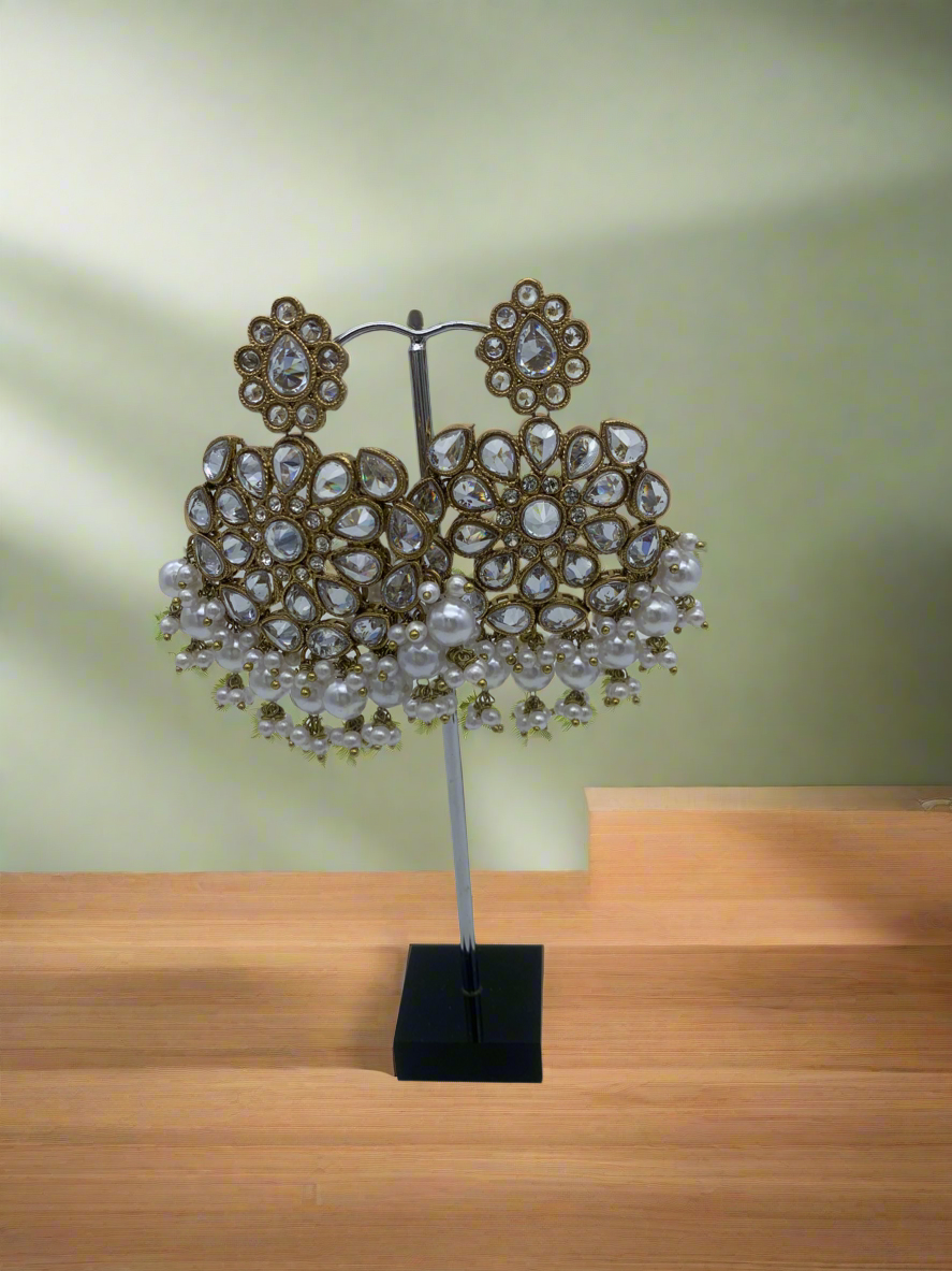 Am 006 Gold and white earrings