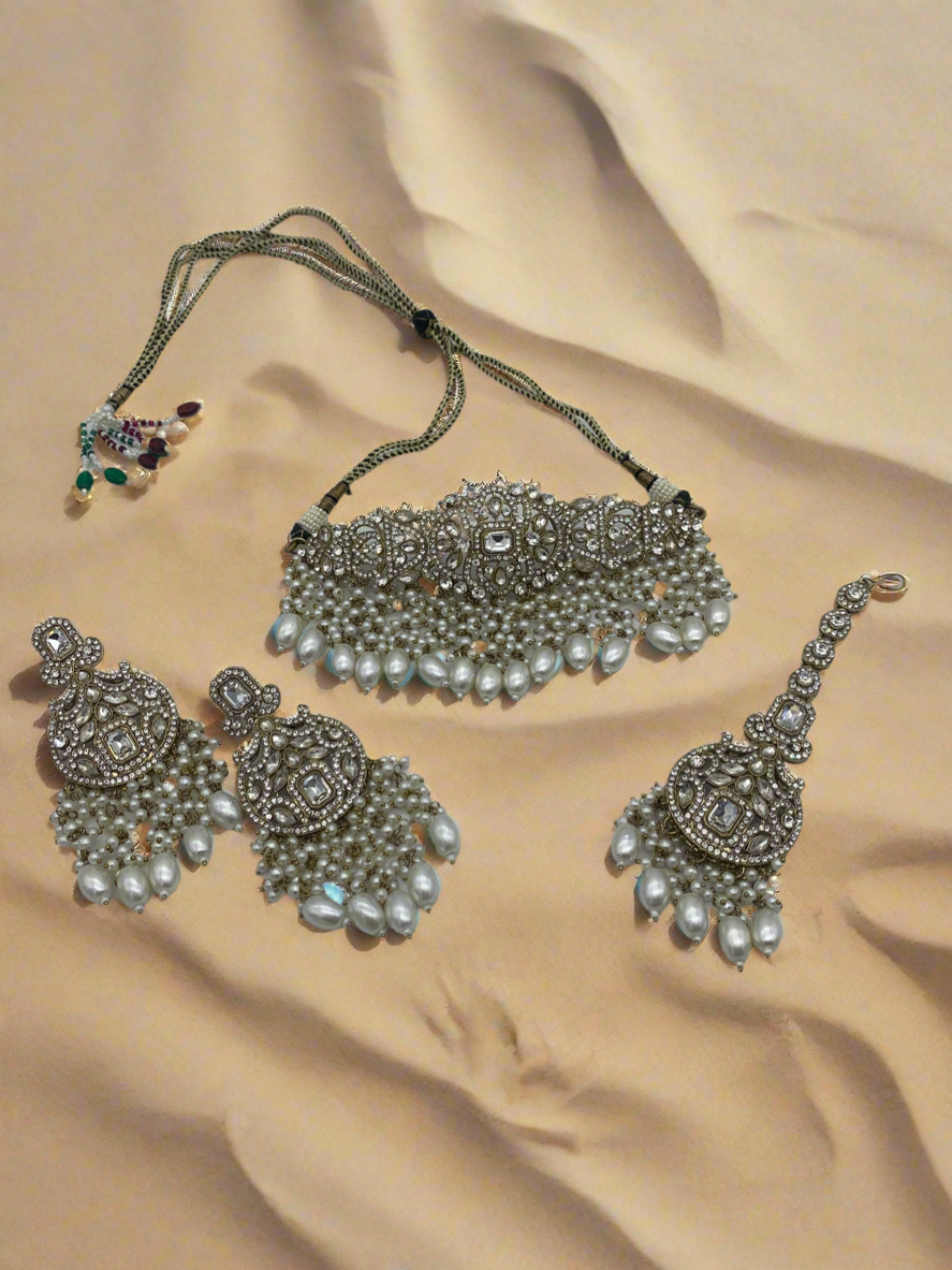 Am 010 Gold and white choker set