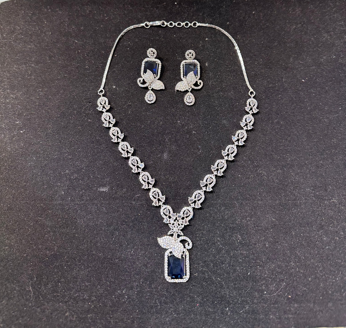 AN18 Silver and Navy AD set with earrings