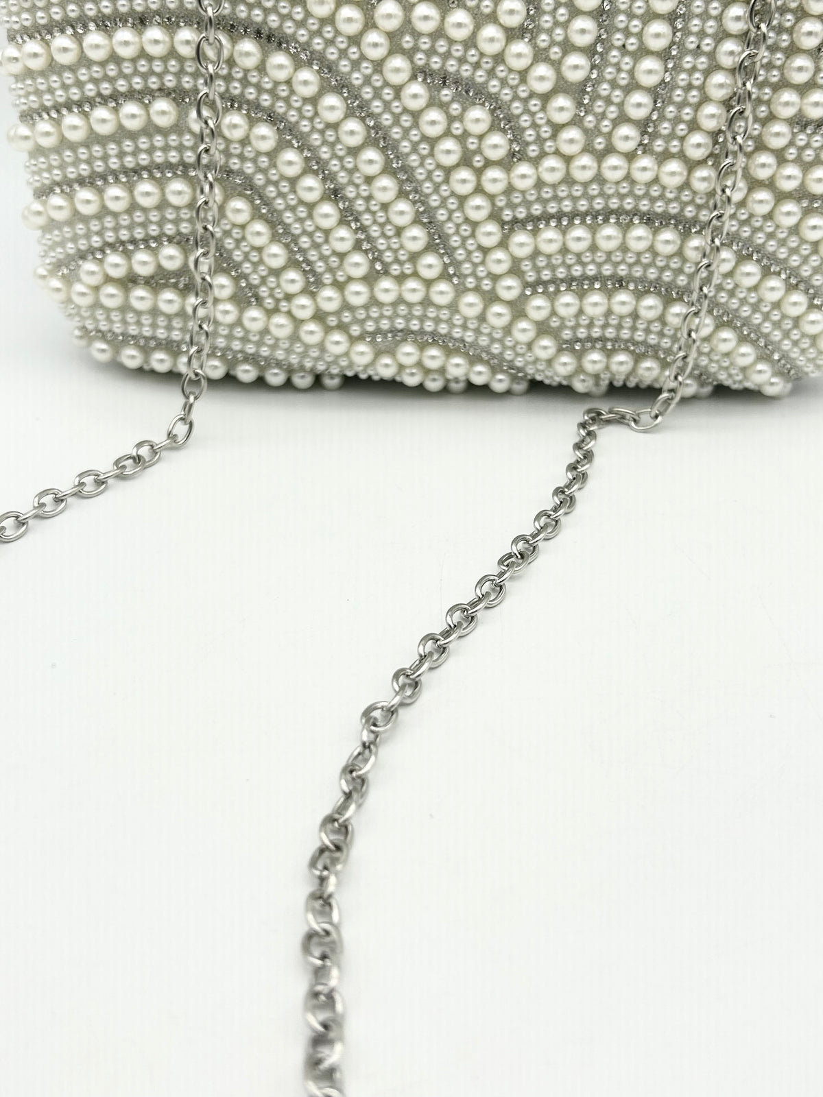 AM703 White clutch bag