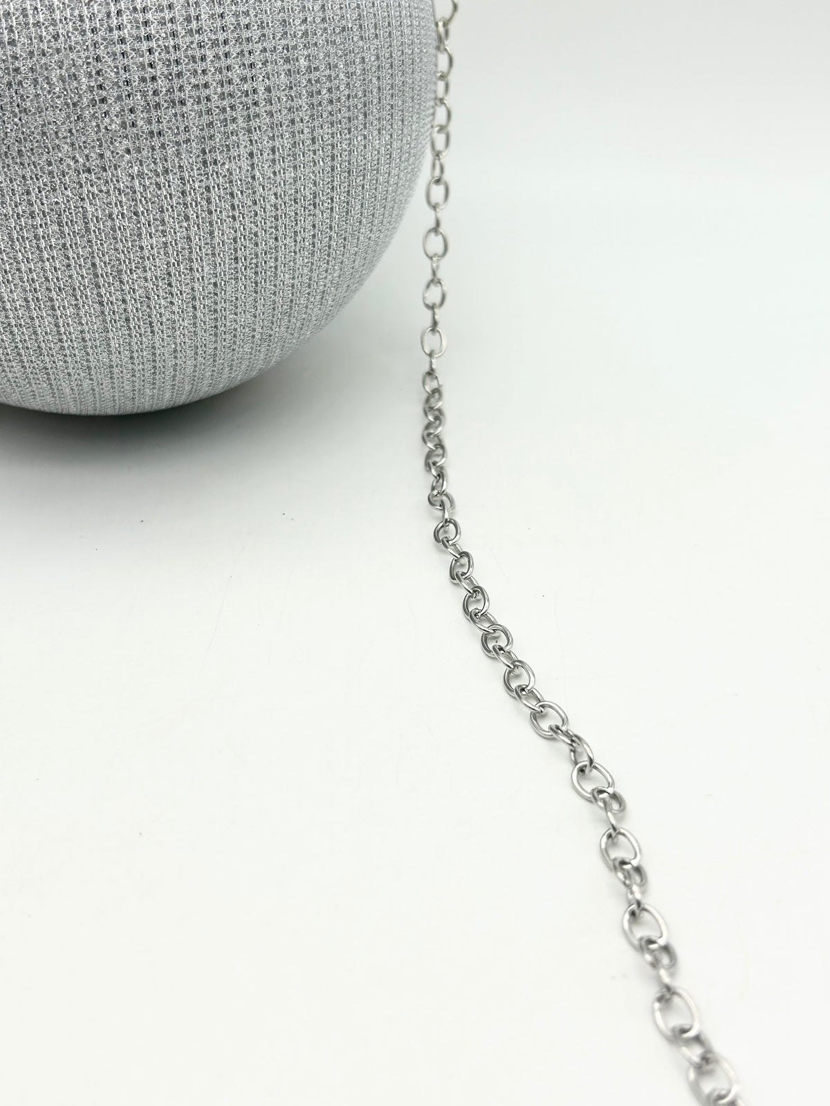 AM707 White clutch bag