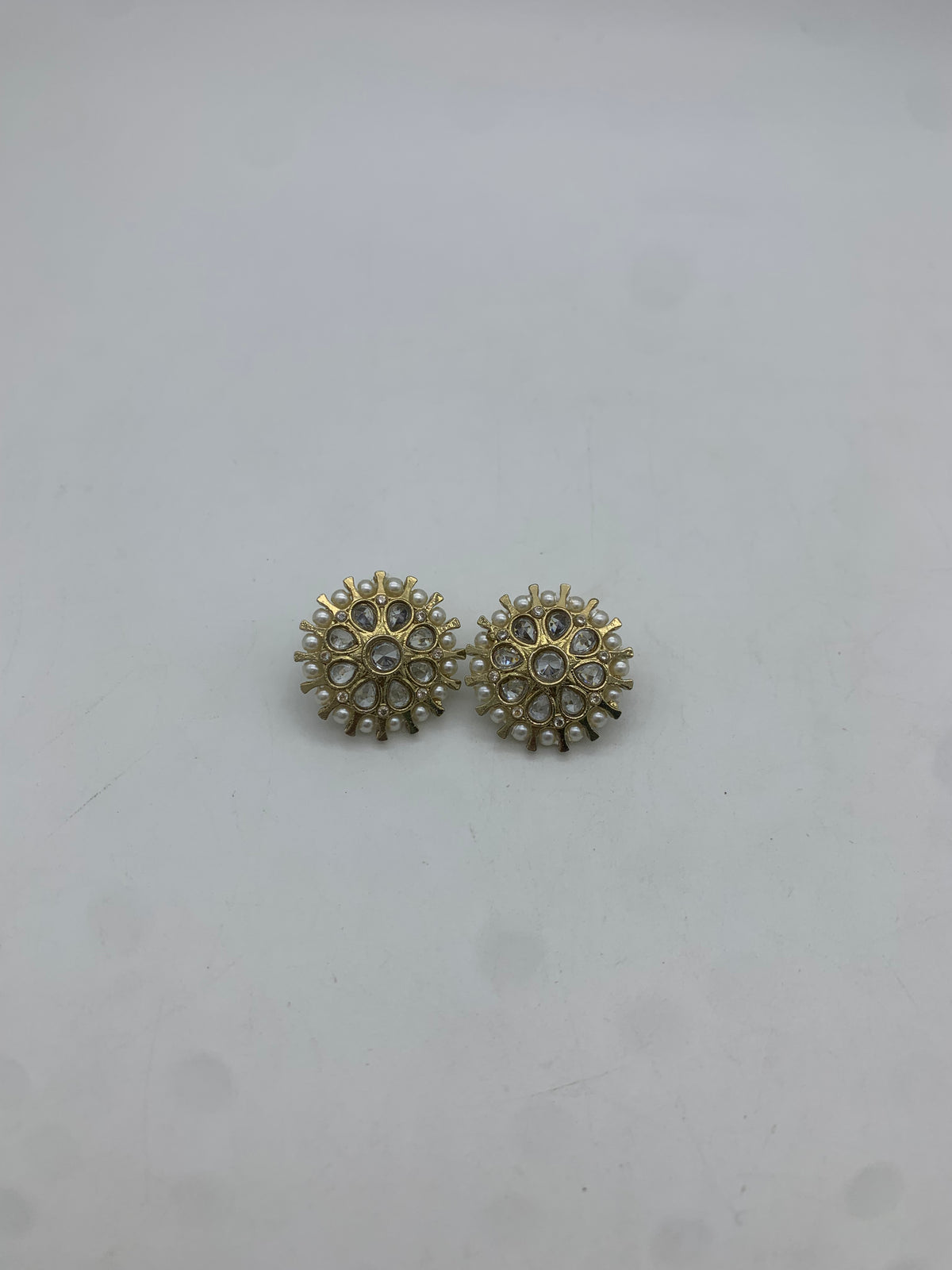 AM009 Gold and white choker set with earrings and tikka