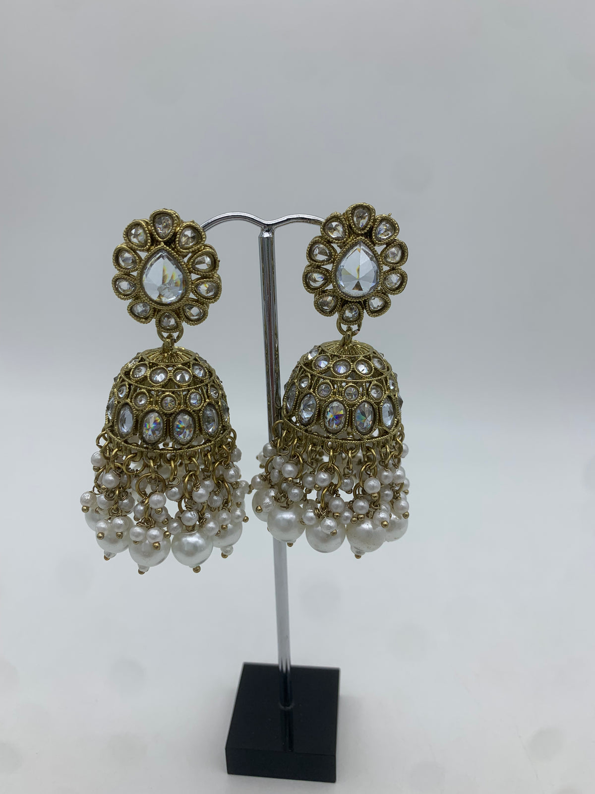 Am 007 Gold and white jhumka earrings