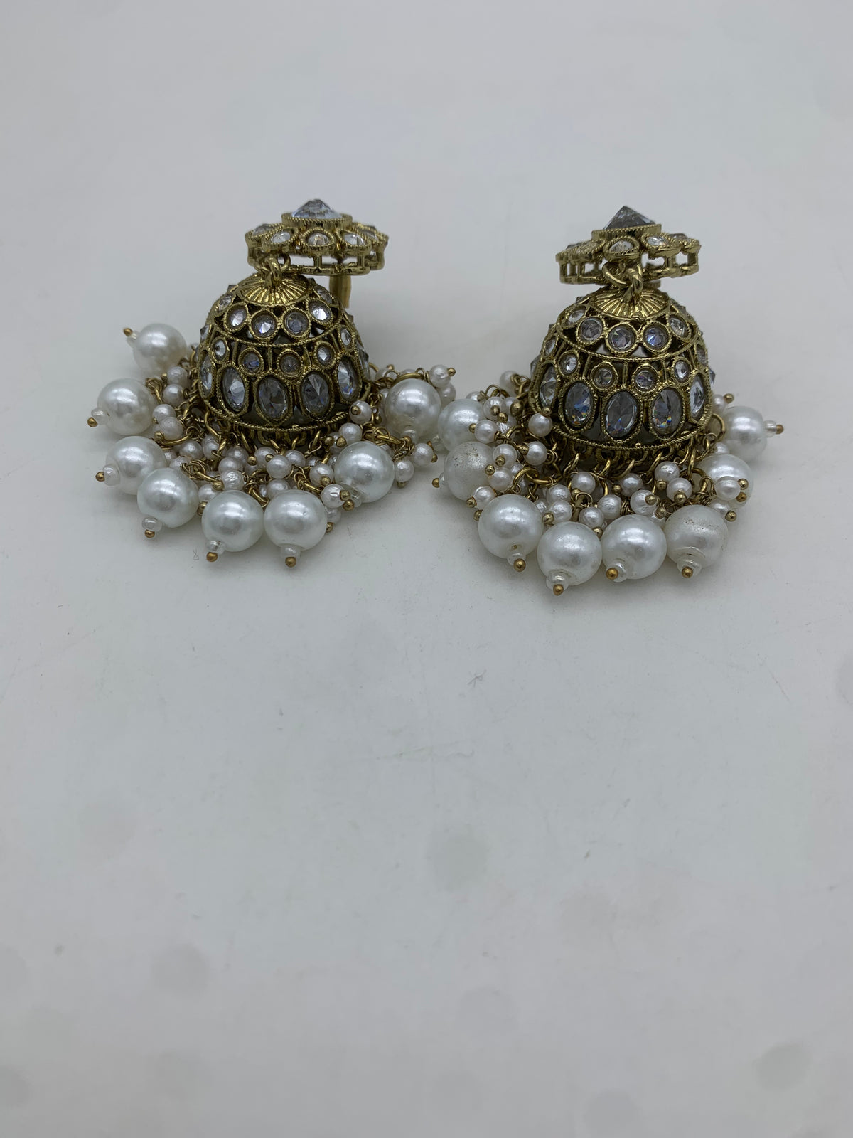 Am 007 Gold and white jhumka earrings