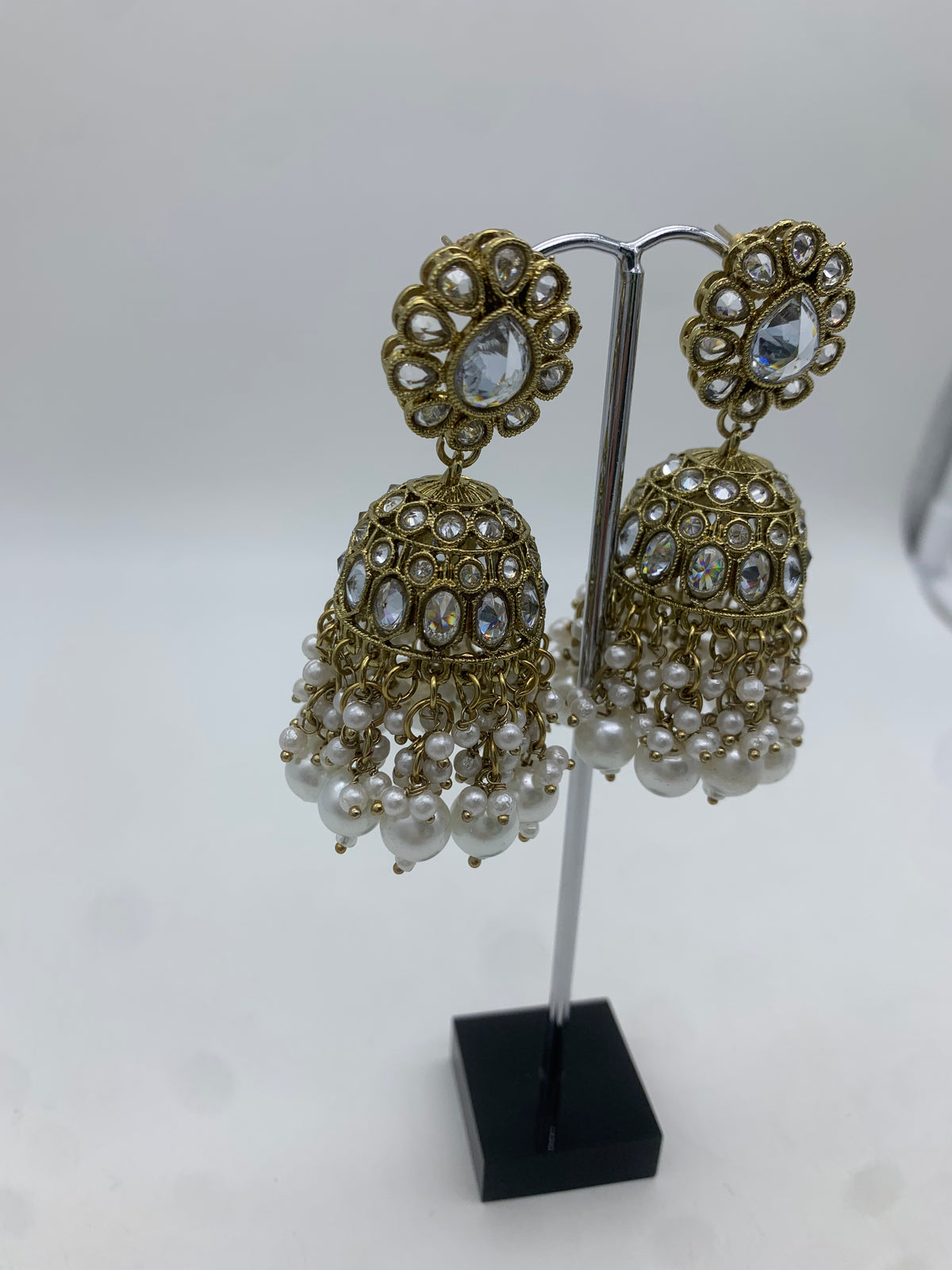 Am 007 Gold and white jhumka earrings