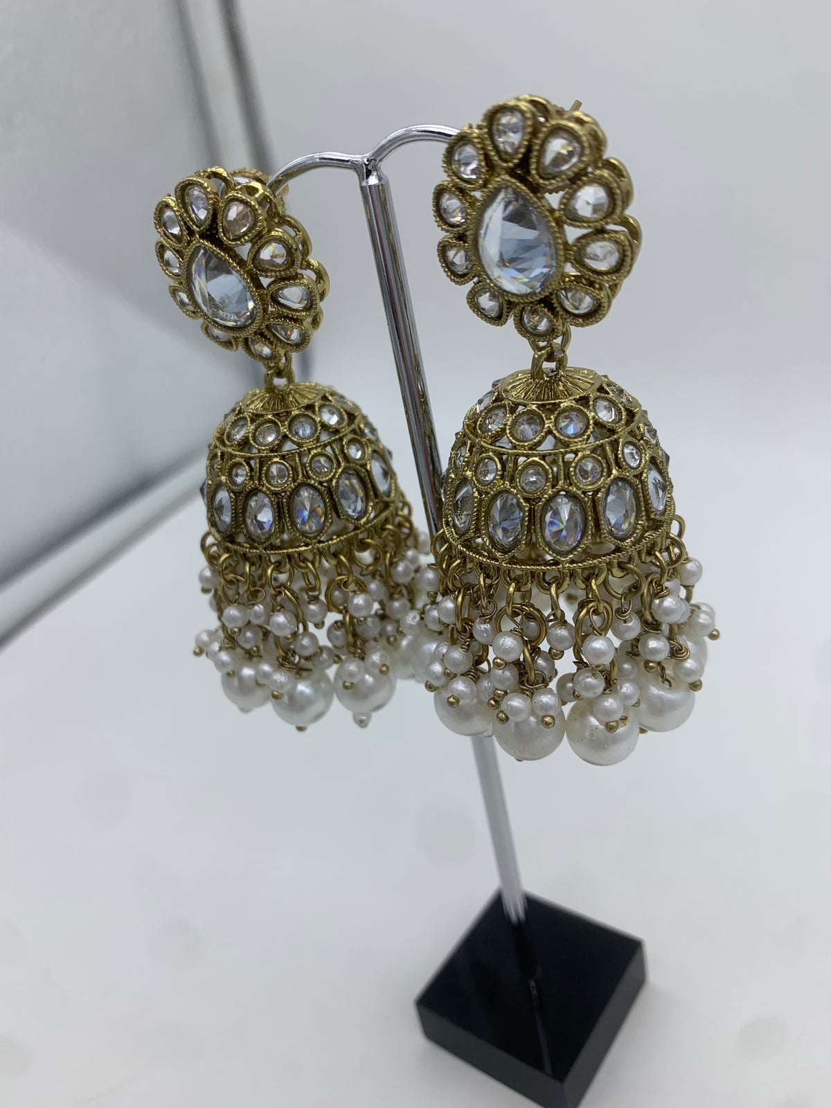 Am 007 Gold and white jhumka earrings