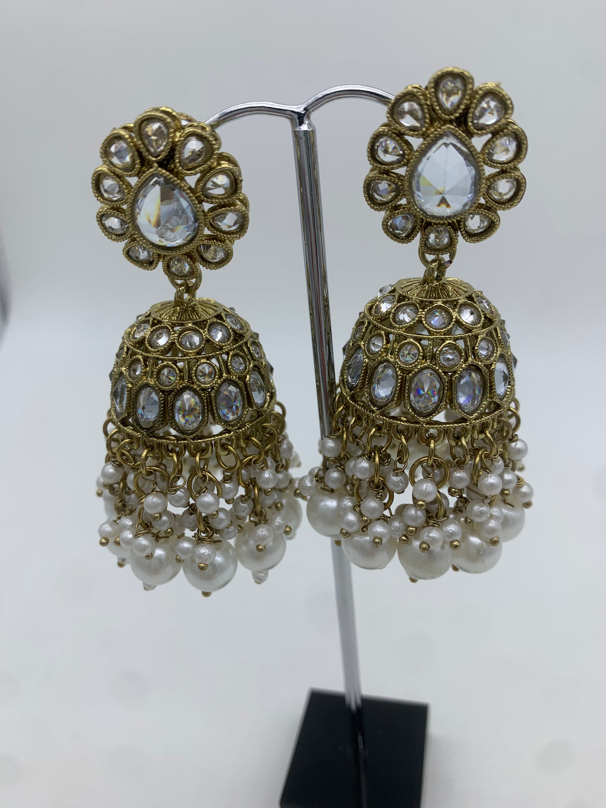 Am 007 Gold and white jhumka earrings