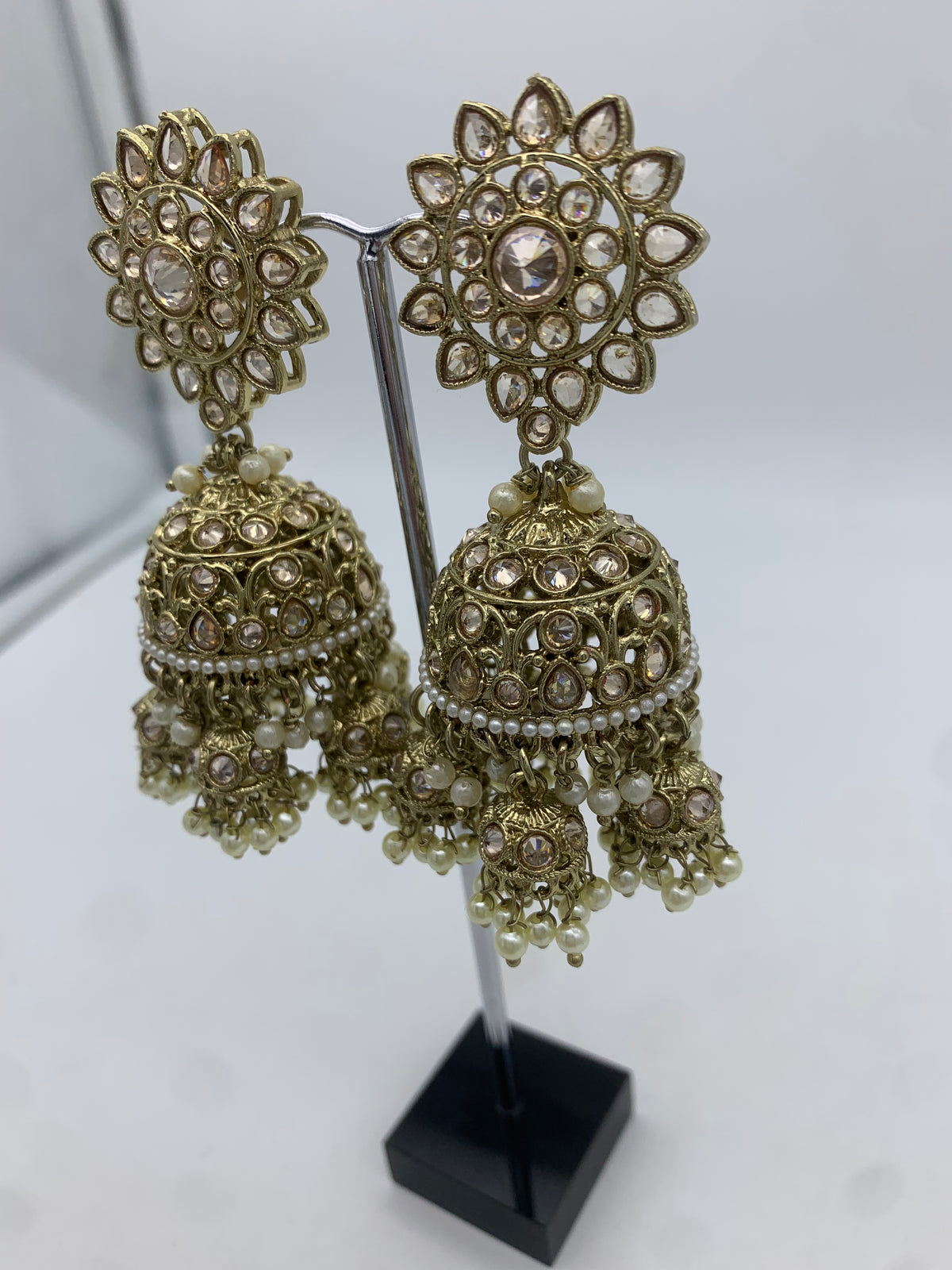Am 005 Gold jhumka earrings
