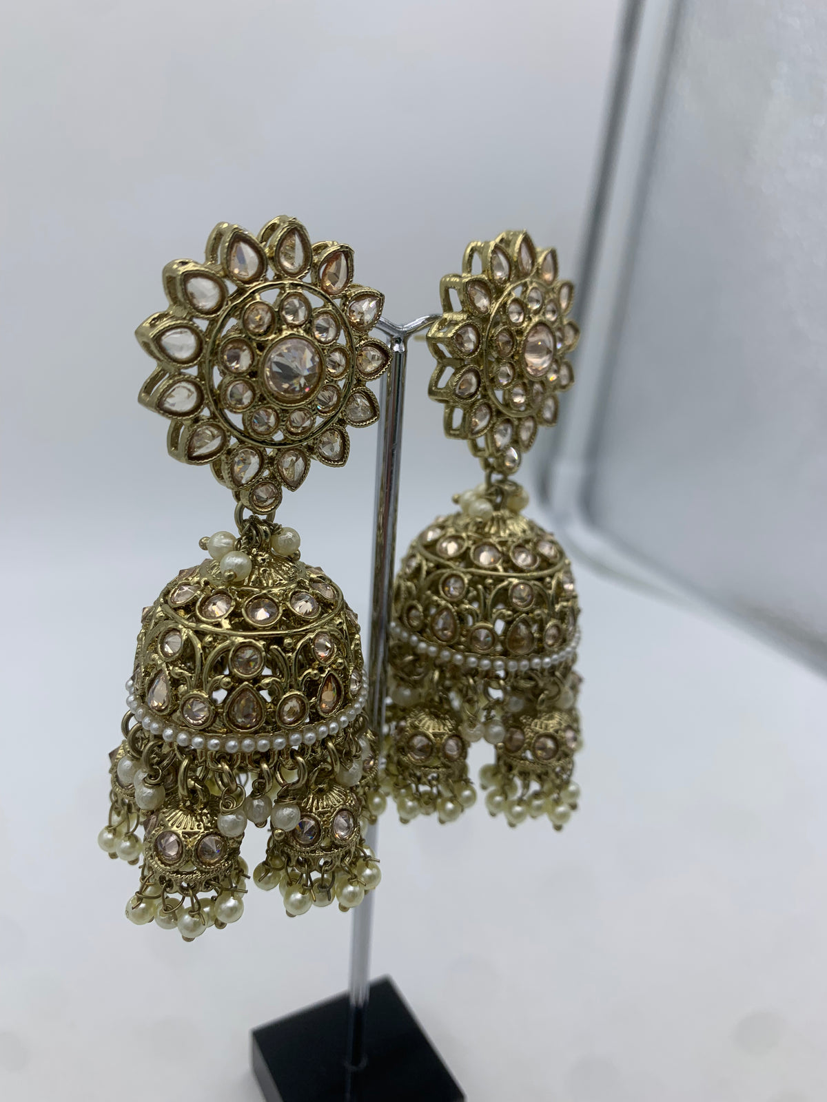 Am 005 Gold jhumka earrings