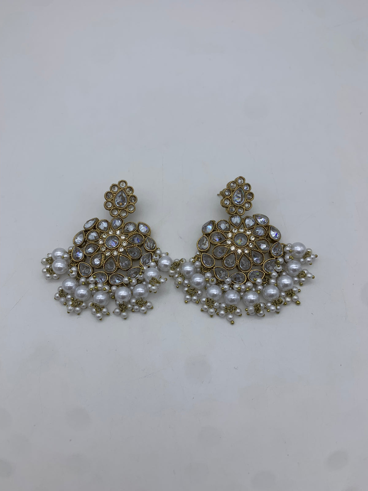 Am 006 Gold and white earrings