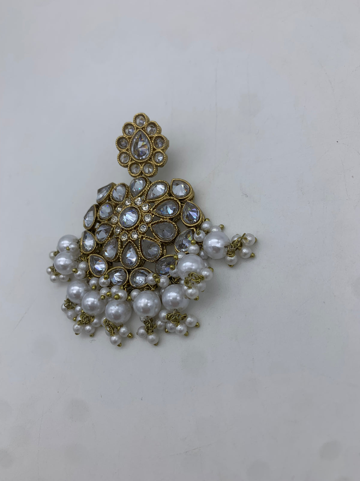 Am 006 Gold and white earrings