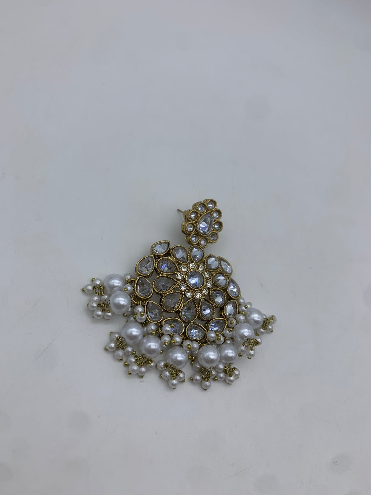 Am 006 Gold and white earrings