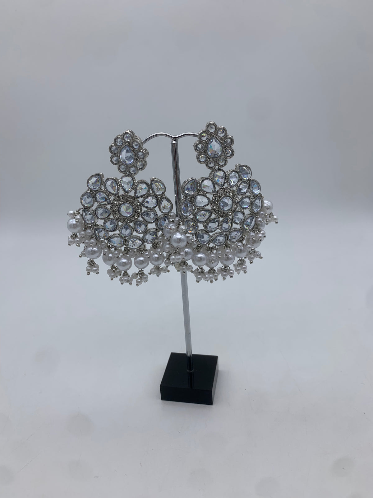 Am 006 Silver and White polki earrings