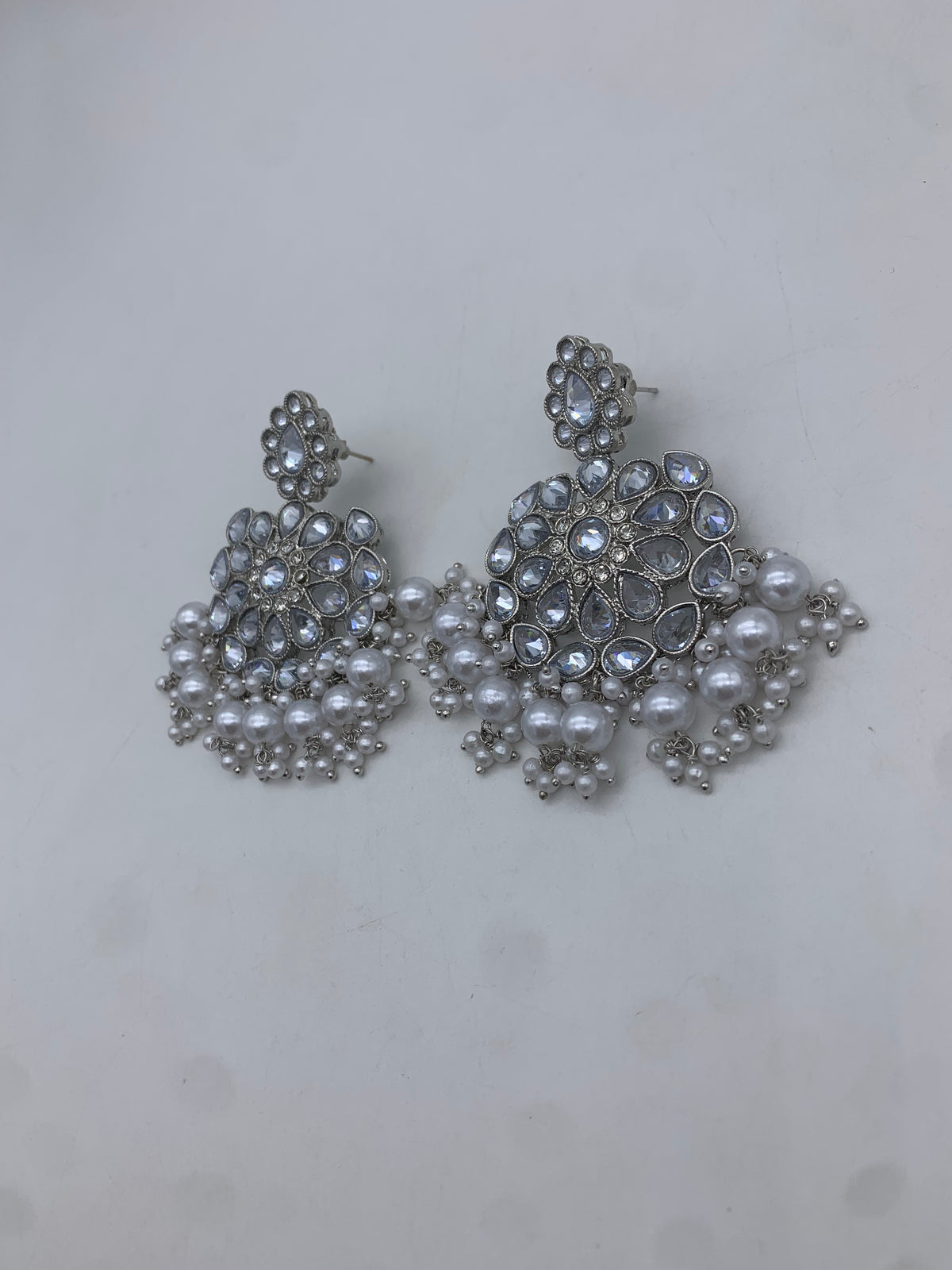 Am 006 Silver and White polki earrings