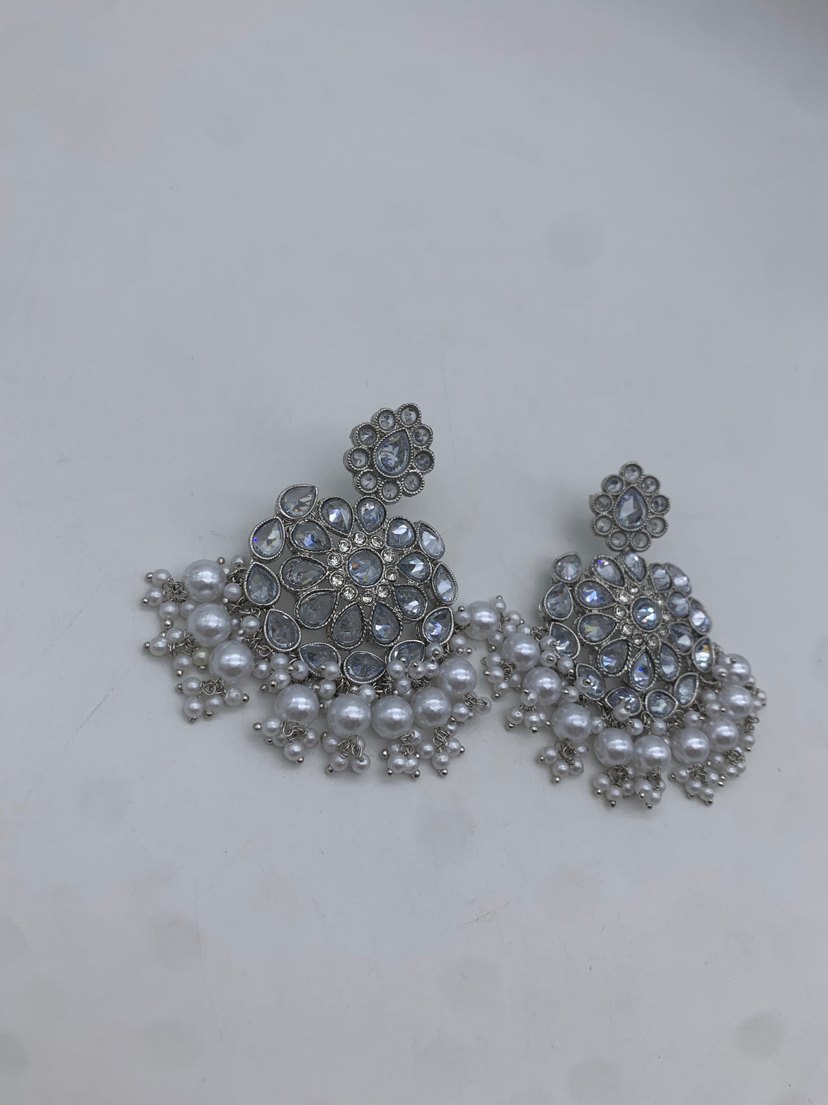 Am 006 Silver and White polki earrings