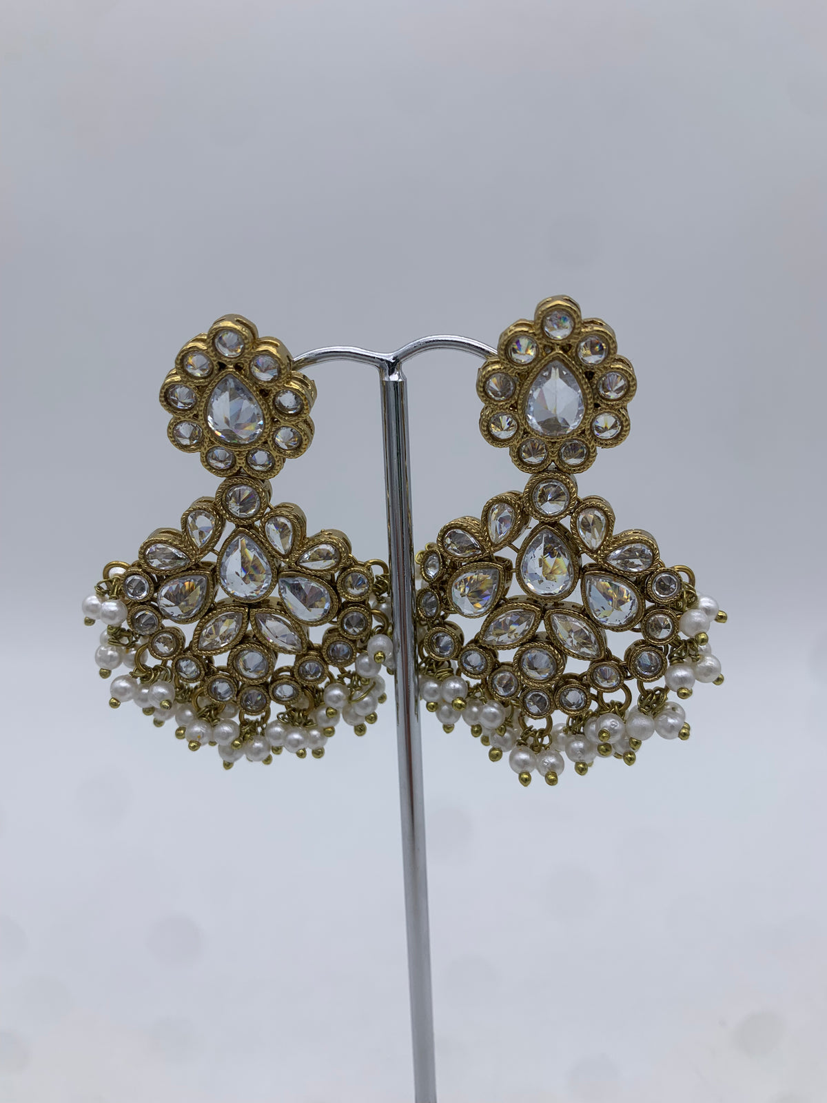 Am 003 Gold and white earrings