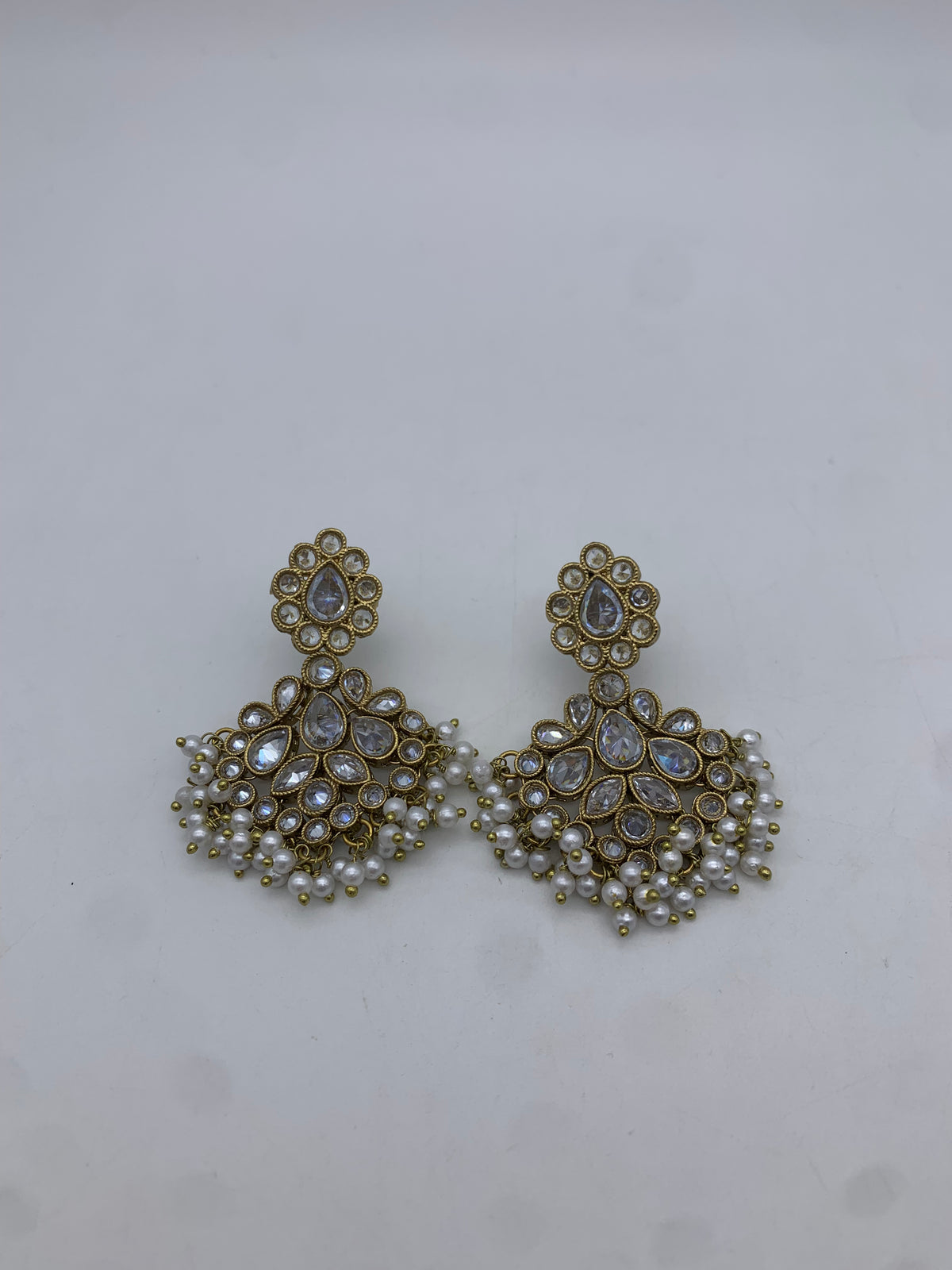 Am 003 Gold and white earrings
