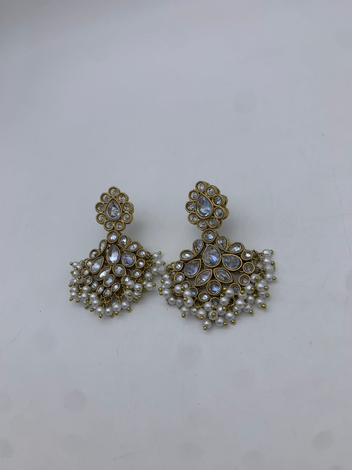Am 003 Gold and white earrings