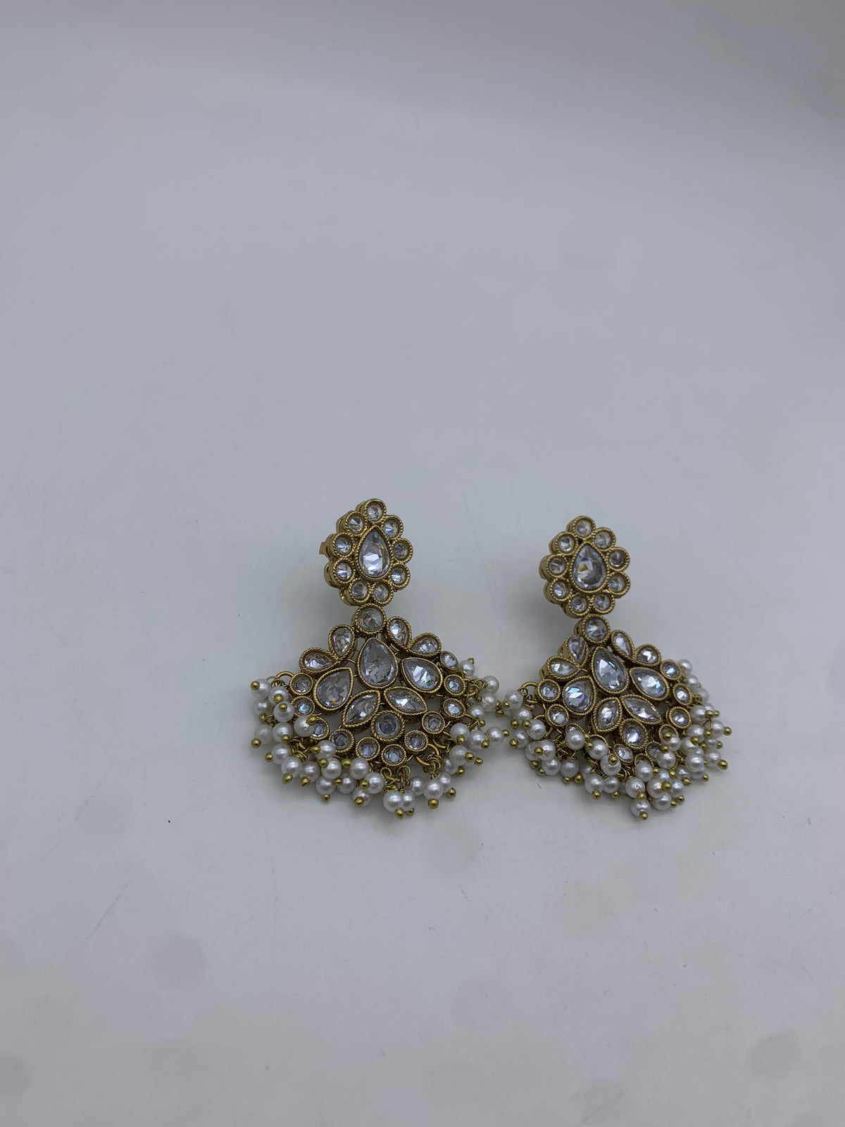 Am 003 Gold and white earrings