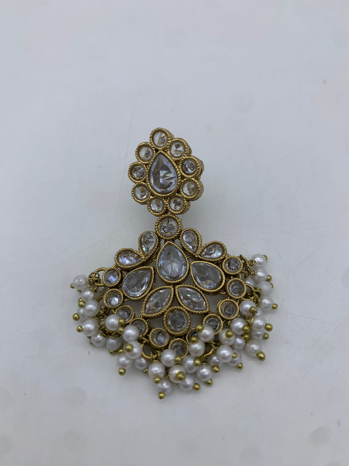 Am 003 Gold and white earrings