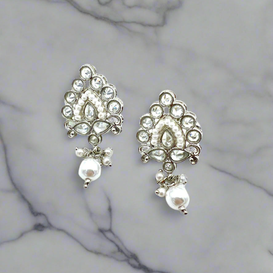 Pointed kundan studs image 0